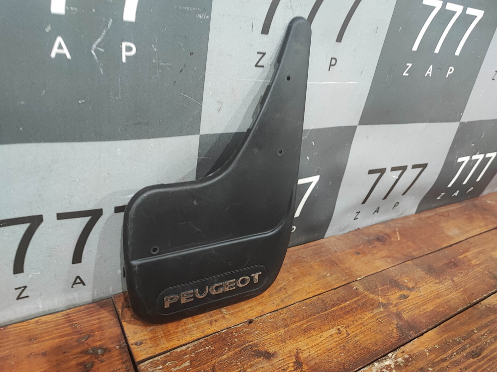 Брызговик задний правый Peugeot 308 Б/у оригинал 9603R8