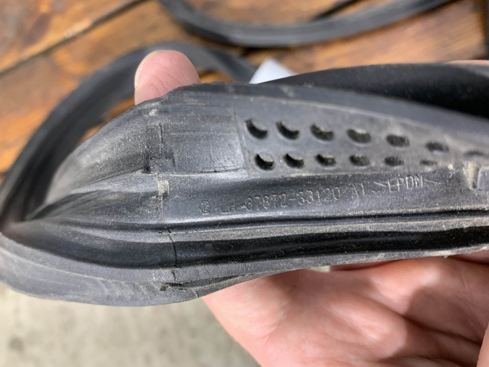 Уплотнитель двери задний левый Camry (XV70) 17-нв Б/У Оригинал 6787233120