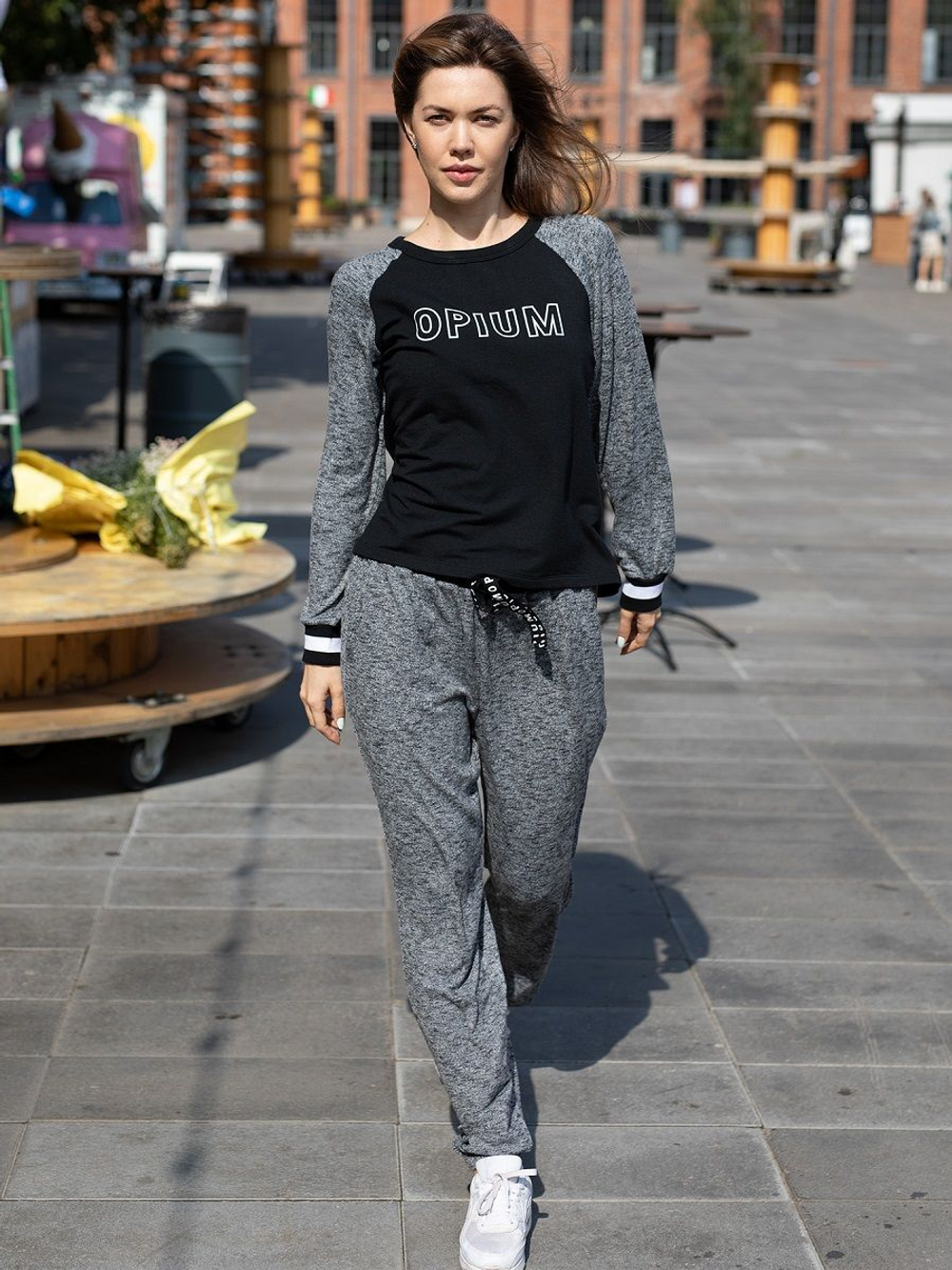 Женский спортивный костюм свободного силуэта