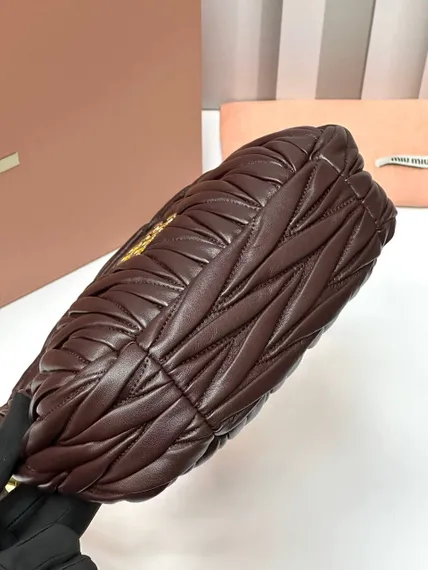 Сумка-хобо Miu Miu Wander matelassé nappa, тёмно-коричневый