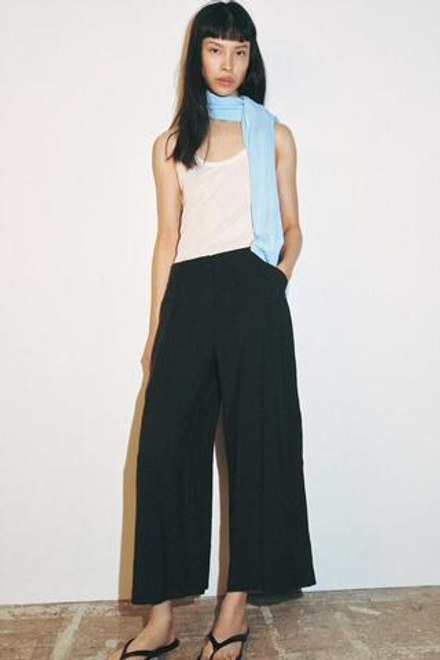 ZARA БРЮКИ-КЮЛОТЫ С ЗАЩИПАМИ, ЧЕРНЫЙ