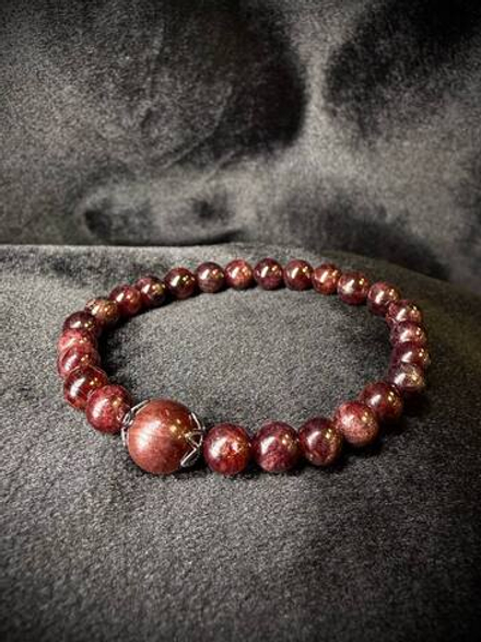 Гранатовый браслет с бусиной Звездчатого Граната