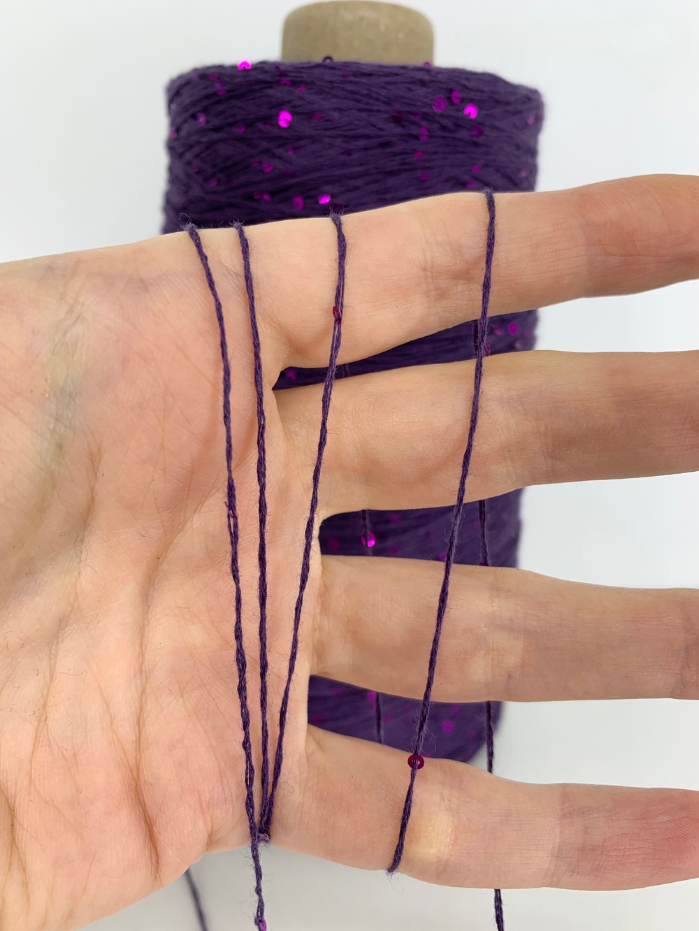 FORTE; 100% хлопок, пайетки 2мм; 640м/100гр; цвет: темно-фиолетовая нить, сиренево-малиновые пайетки; S715 MP