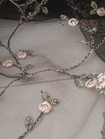 Вышивка на сетке: белый вьюн на черном