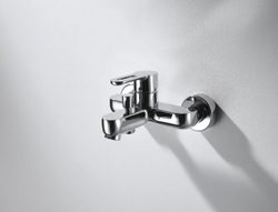 Смеситель для ванны с коротким изливом с аксессуарами Bravat Stream-D