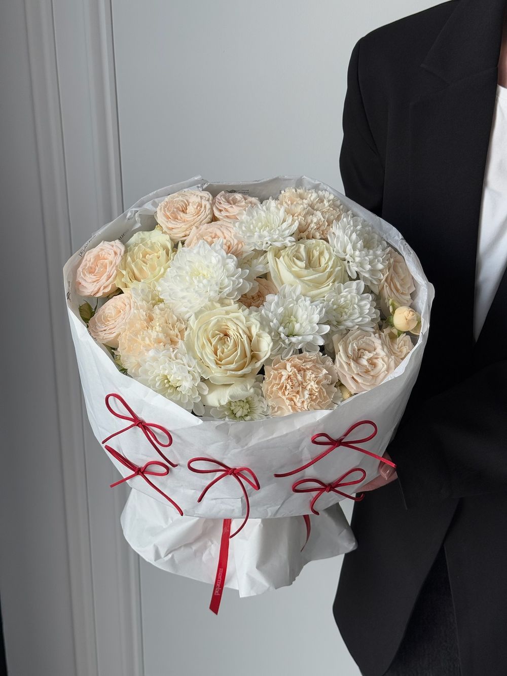 Букет из кустовых пионовидных роз, хризантемы, диантусов и одноголовых роз