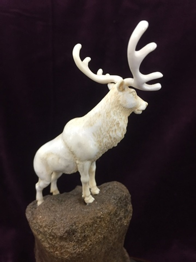 Благородный олень, миниатюра из кости