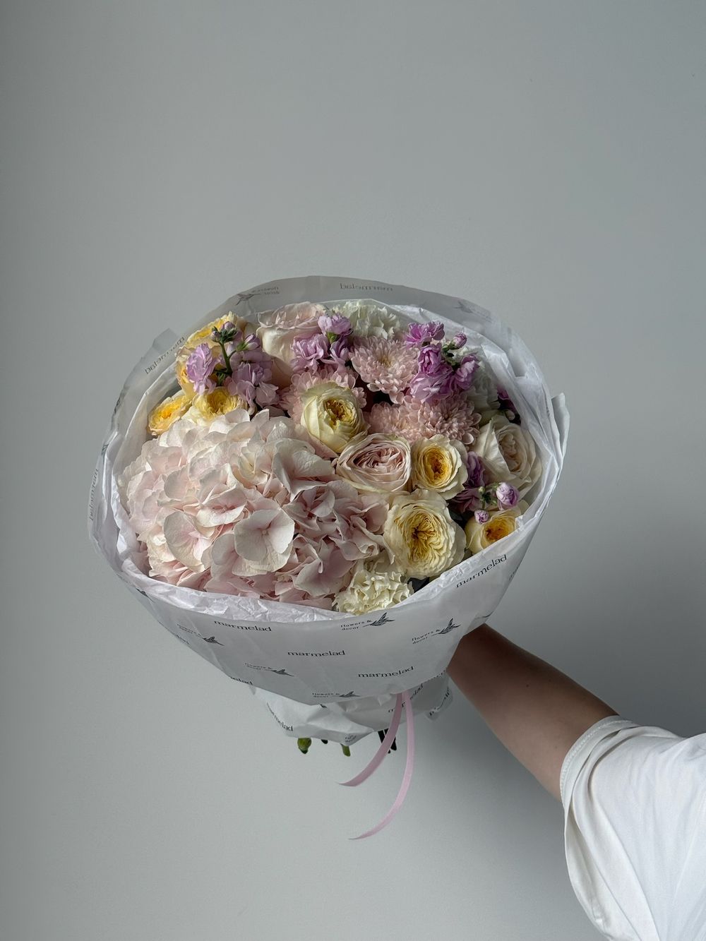 Букет из гортензии, хризантемы, диантусов, маттиолы и кустовых пионовидных роз