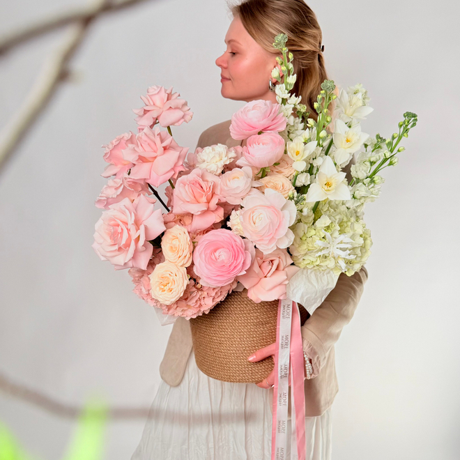 Цветочная композиция в корзине Нежность