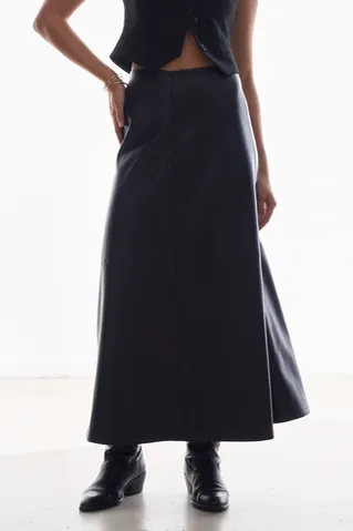 Юбка из экокожи черного цвета