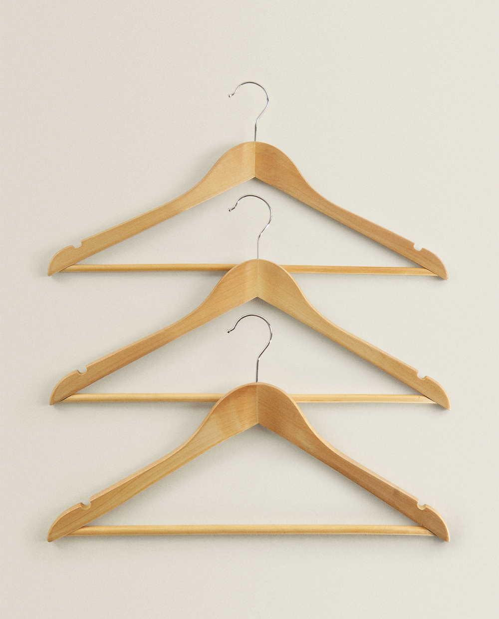 ZARA HOME ЛАКИРОВАННАЯ ДЕРЕВЯННАЯ ВЕШАЛКА (НАБОР ИЗ 3 ШТ.), НАТУРАЛЬНЫЙ