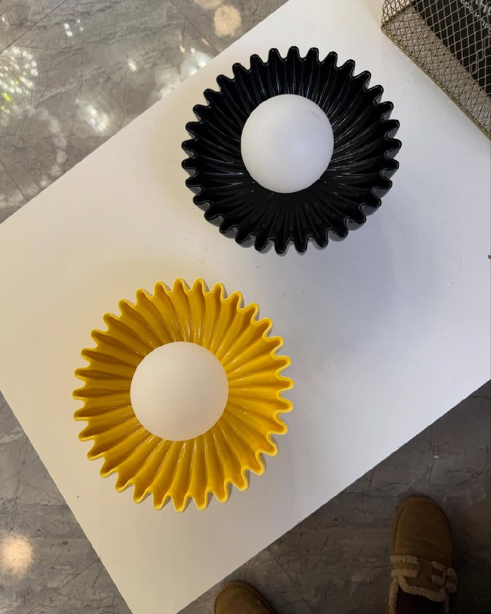 Керамические бра круглой формы в насыщенном тёмно-изумрудном и тёплом жёлтом цветах.