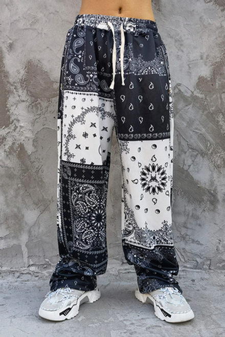 Джоггеры с платочным принтом