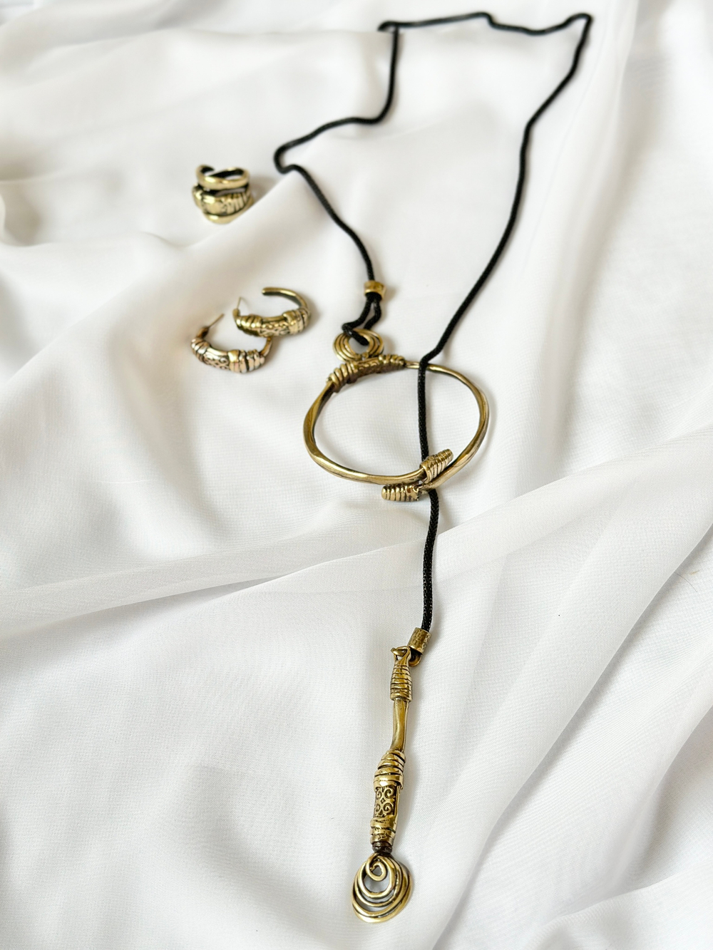 Колье галстук бронзовый круг и палочка с узором на черной металлической цепочке-сетке