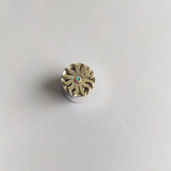 Плага для уха цветок с радужным камнем, серебро