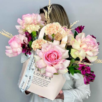 «Мадам Жуль» Композиция с французскими розами, диантусами и альстромерией