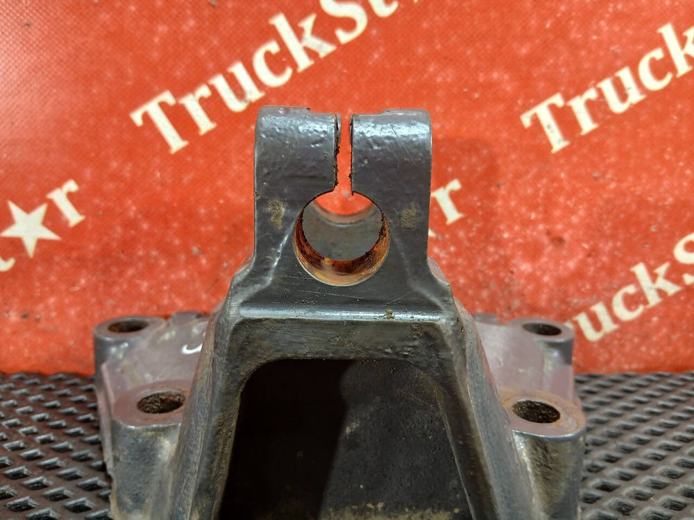 Кронштейн передней рессоры правый