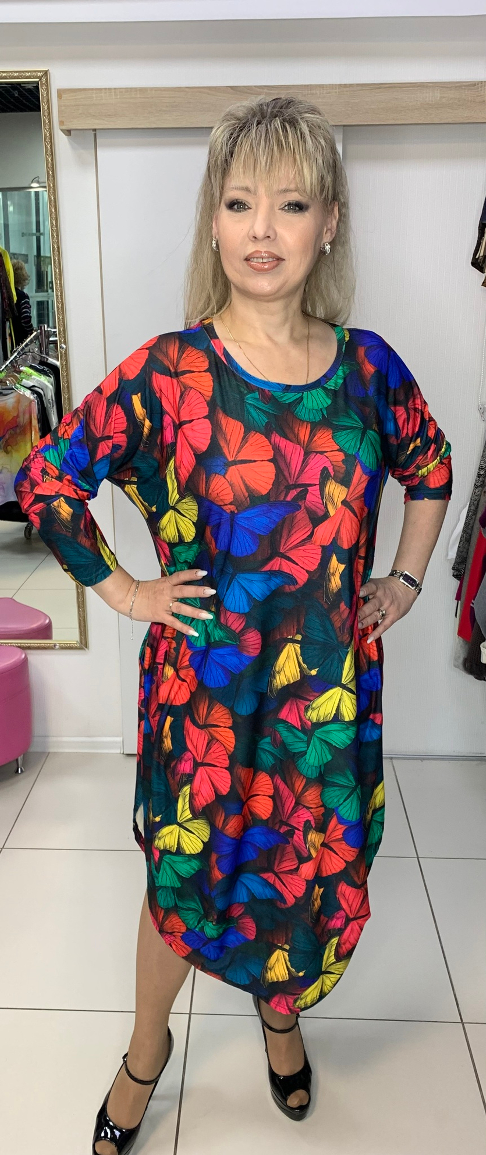 Трикотажное яркое платье с разрезами по бокам