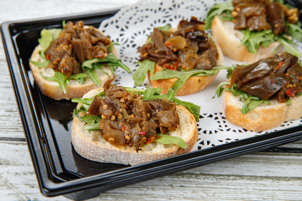 Брускетта с баклажаном и рукколой