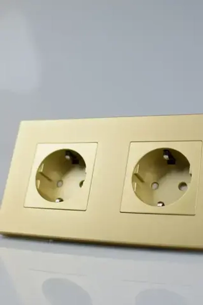Розетка золотая с заземлением, двойная розетка с защитными шторками