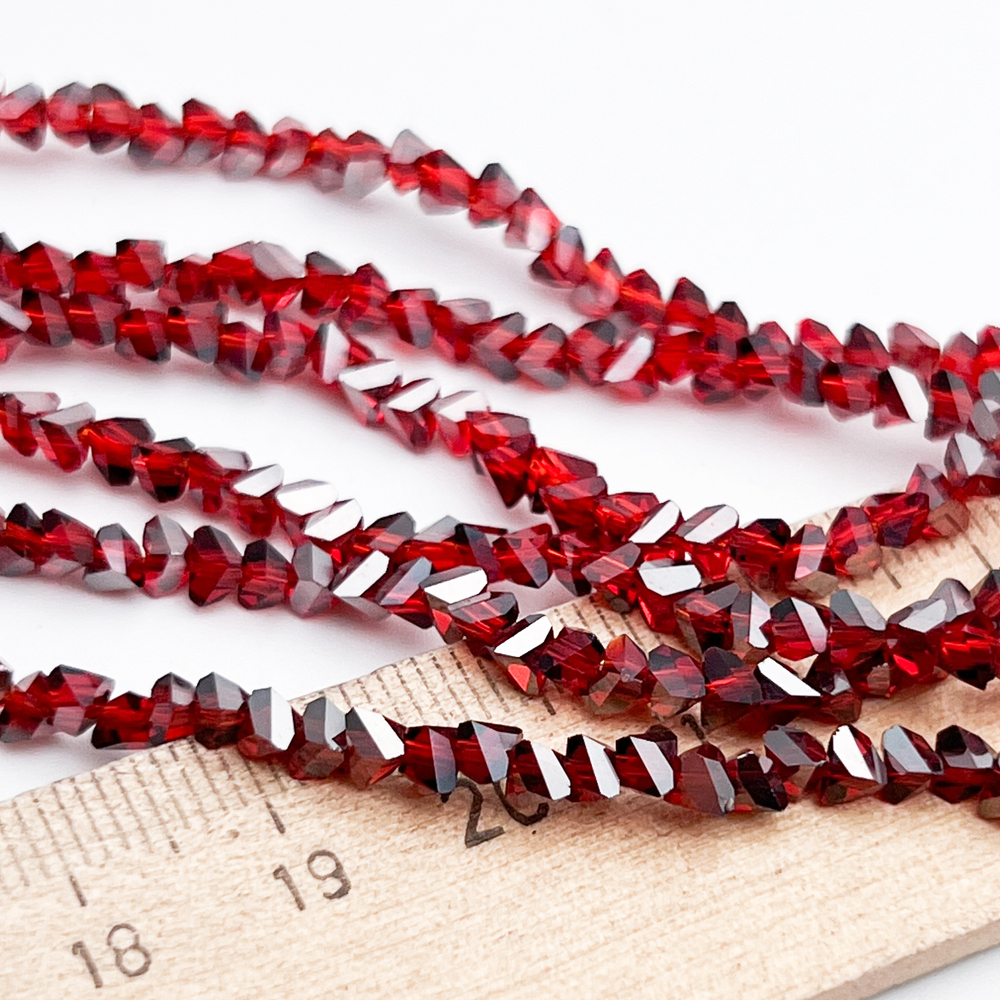 Бусина Треугольник, стекло, цвет рубиновый+серебристый, размер около 3*4 мм, цена за нить 34 см