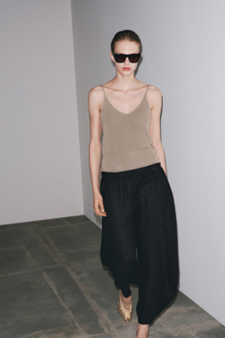 ZARA ТРИКОТАЖНЫЙ ТОП НА БРЕТЕЛЯХ, КОРИЧНЕВАТЫЙ