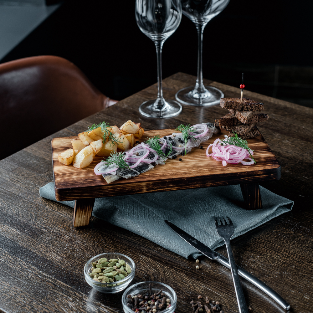 Деревянная сервировочная  доска для подачи блюд и закусок из древесины кедра. Art of Siberia. RD14