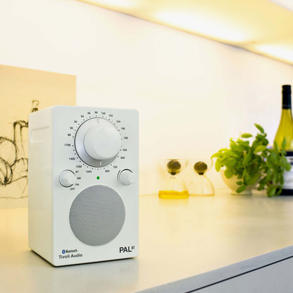 Tivoli PAL BT Белый [White]— портативный радиоприемник с Bluetooth