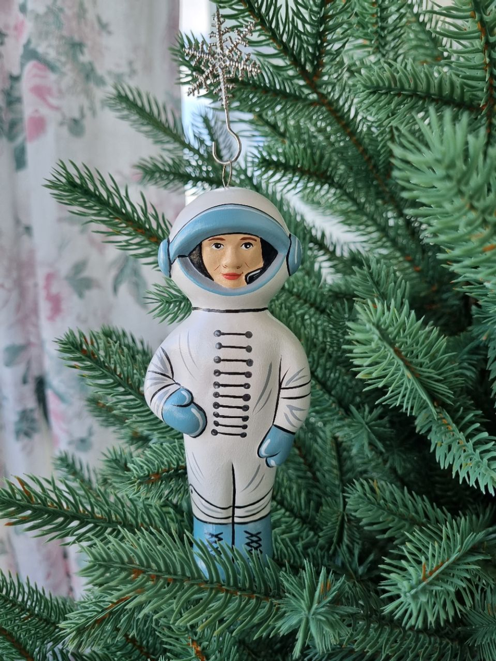 Космонавт фарфоровая игрушка