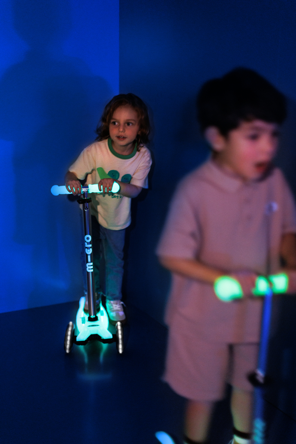 Самокат Maxi Micro Deluxe Glow Plus (светящийся) LED синий кристалл