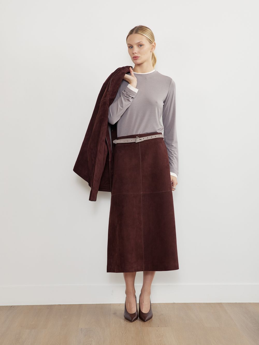 БАЗОВЫЙ ТОНКИЙ РЕМЕНЬ С ТРЕУГОЛЬНОЙ ПРЯЖКОЙ ЗАМША СЕРЫЙ