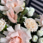 Шляпная коробка с французскими розами в розовой гамме