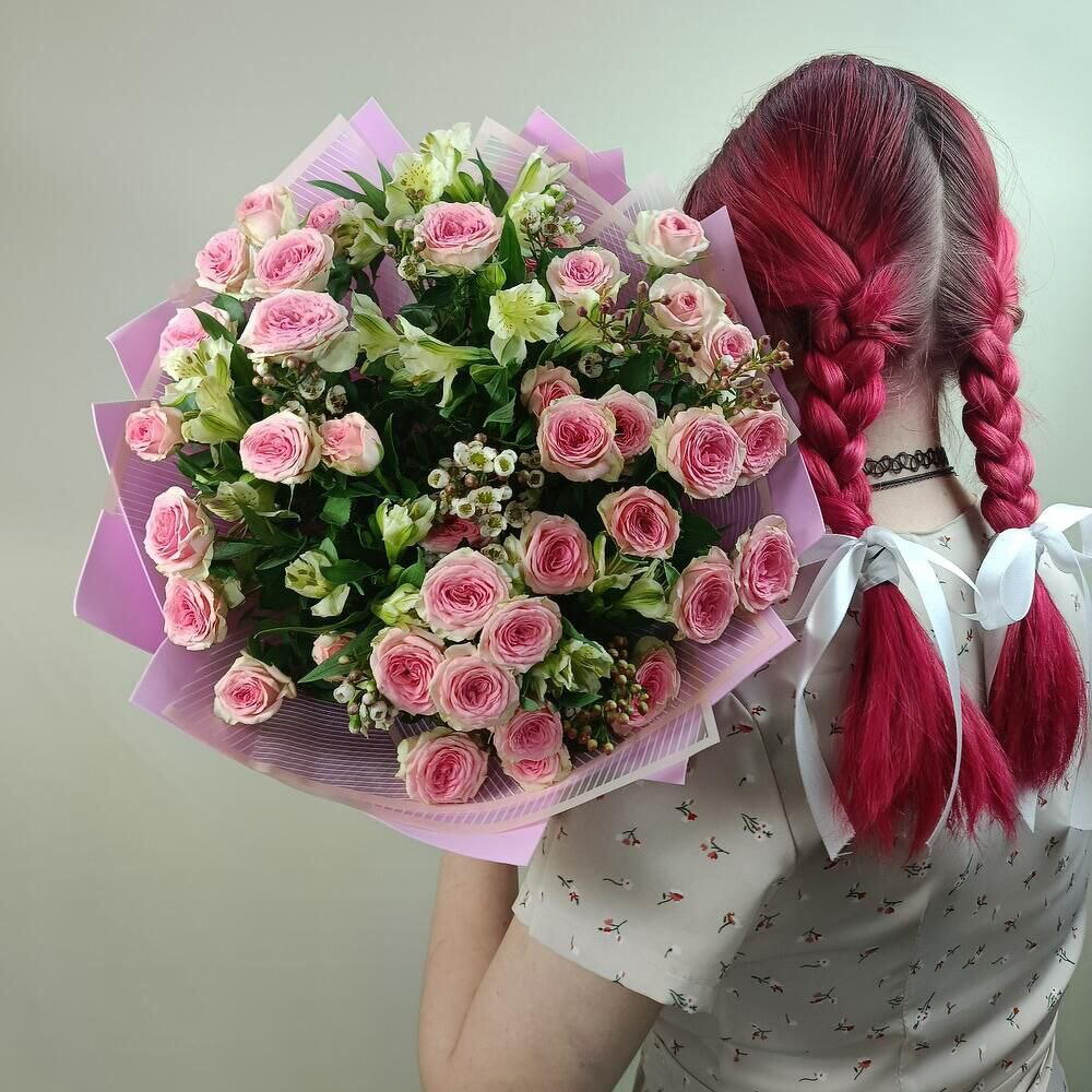 Нежный букет из розовых кустовых роз альстромерий и зелени в дизайнерской упаковке