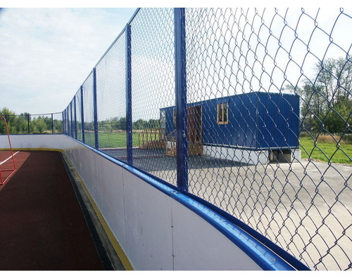 Хоккейная коробка из фанеры с высокими сетчатыми бортами, ограждение за воротами