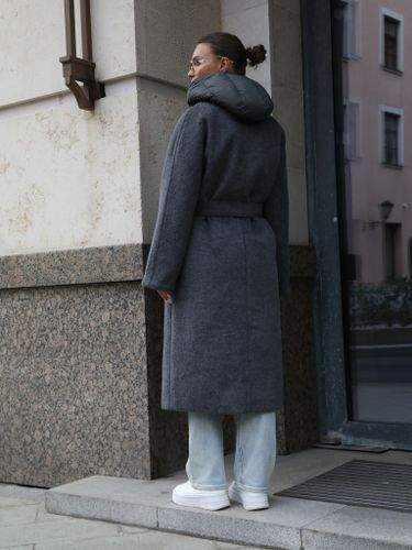 Темно-серое двубортное пальто с поясом и жилетом