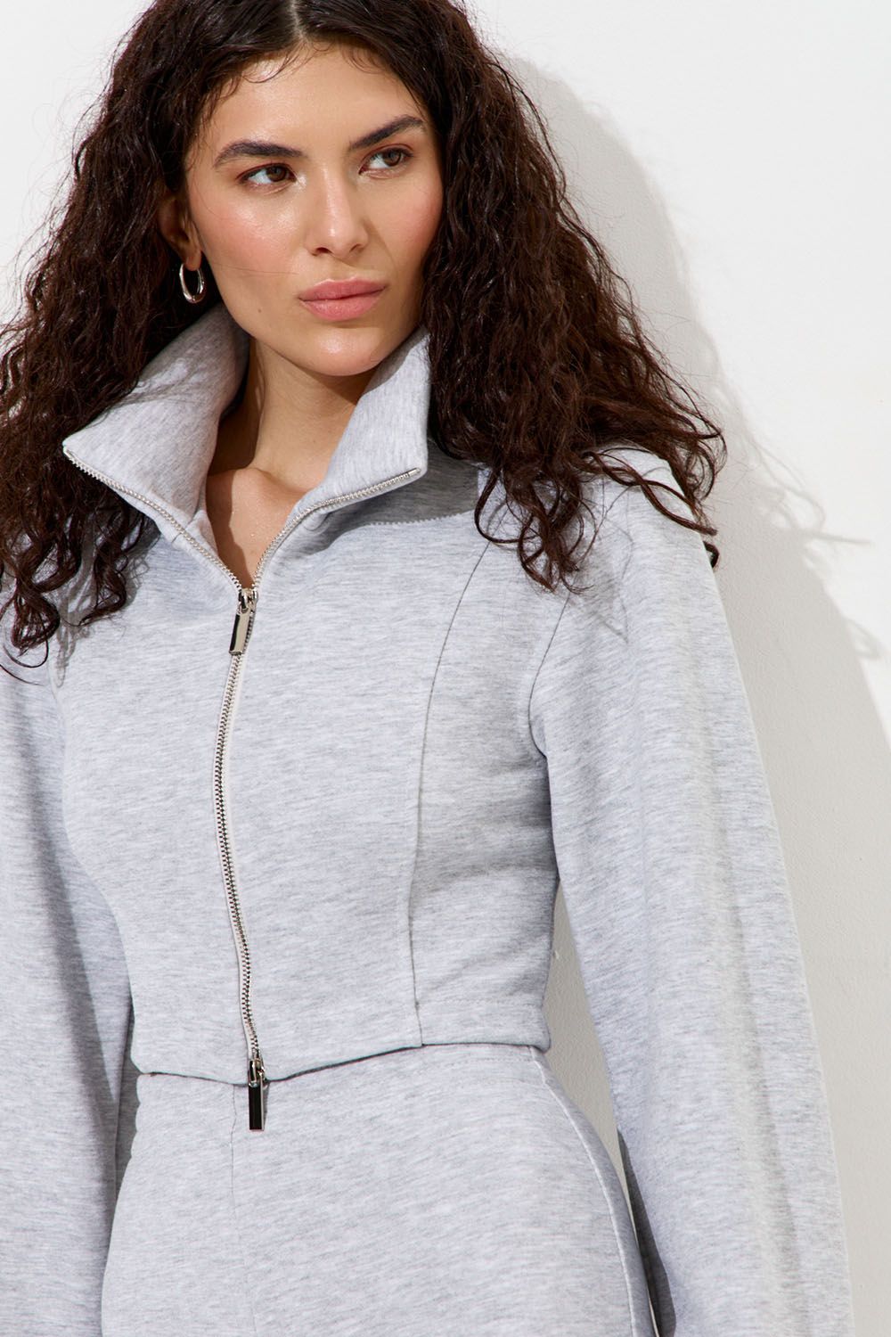 Приталенная олимпийка с рукавом клеш цвета серый меланж