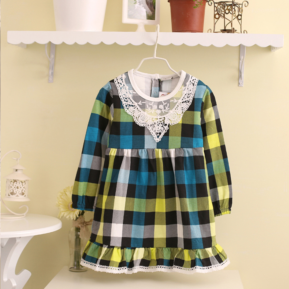 Платье в разноцветную клетку с кружевной вставкой