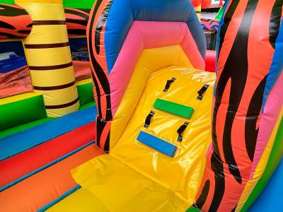 Коммерческий надувной батут «Зоопарк» с крышей, 15*7*9 м.