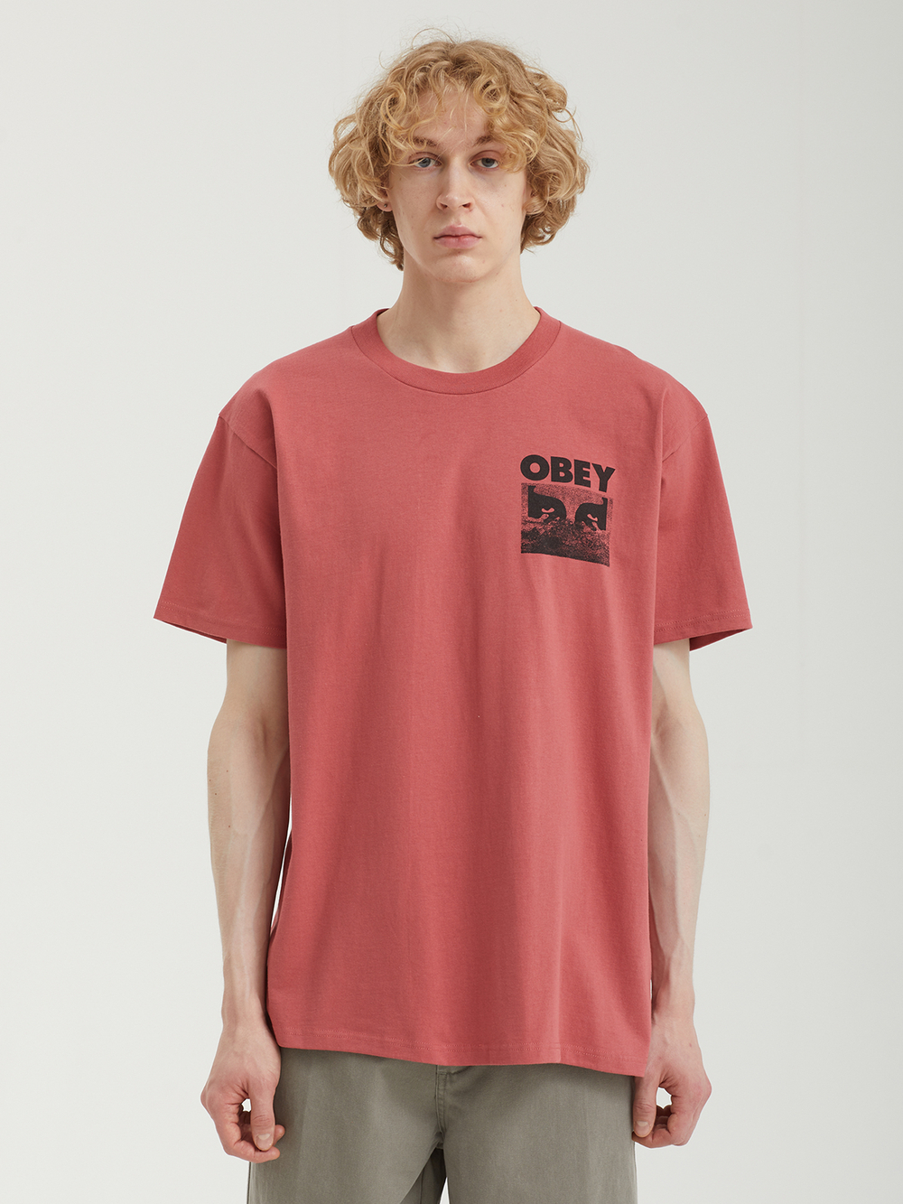 Мужская Футболка Obey In A Different Place