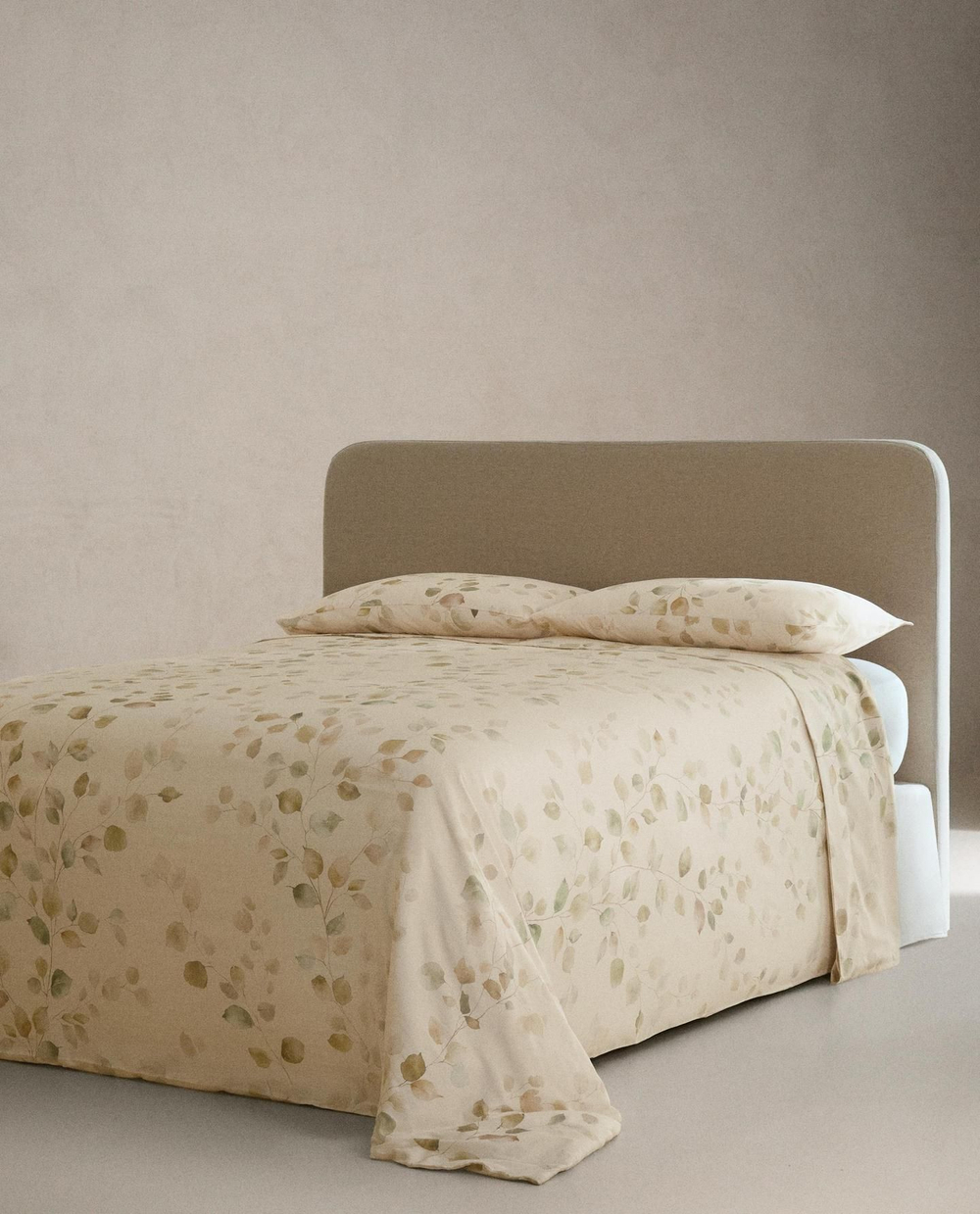 Zara Home - Простыня из атласа с принтом листьев, экрю, 160x280 см