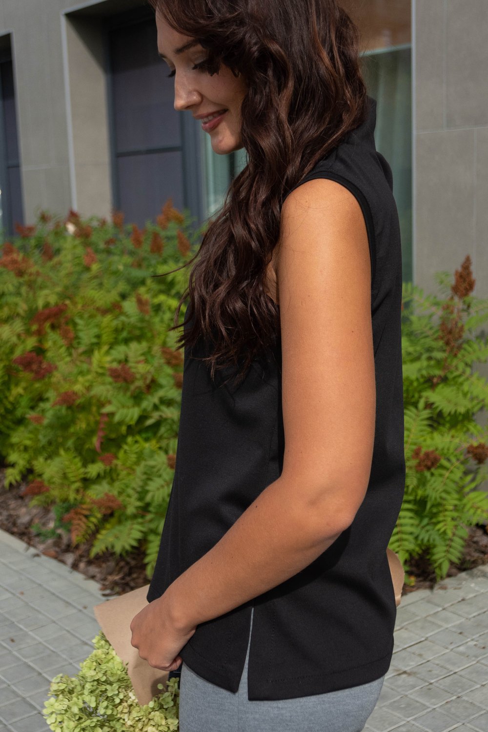 Черный топ без рукавов из вискозы