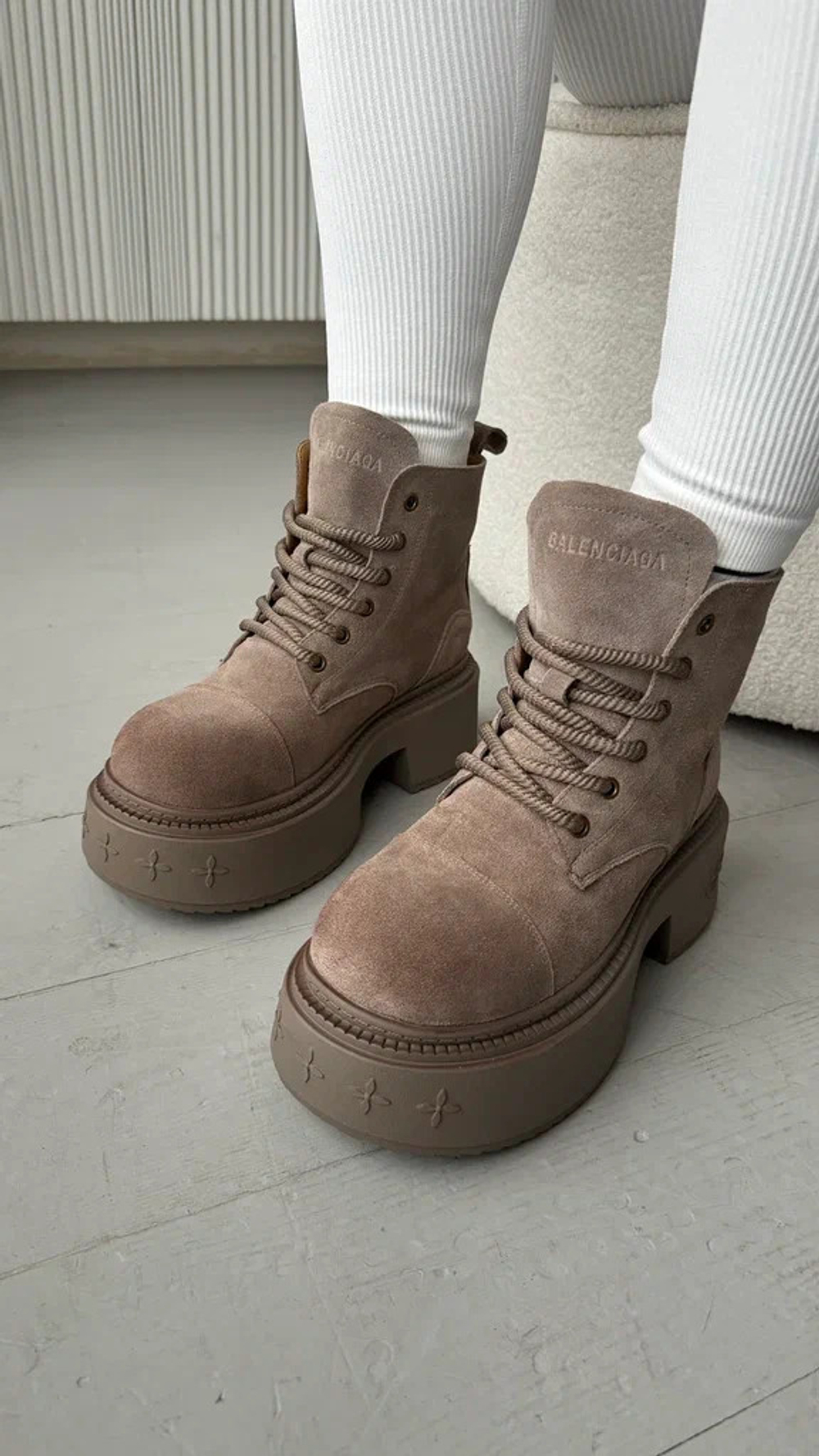 Бежевые зимние ботинки из натуральной замши