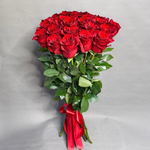 Букет из 25 красных роз сорта "Эксплорер" под ленту (Эквадор 60 см)