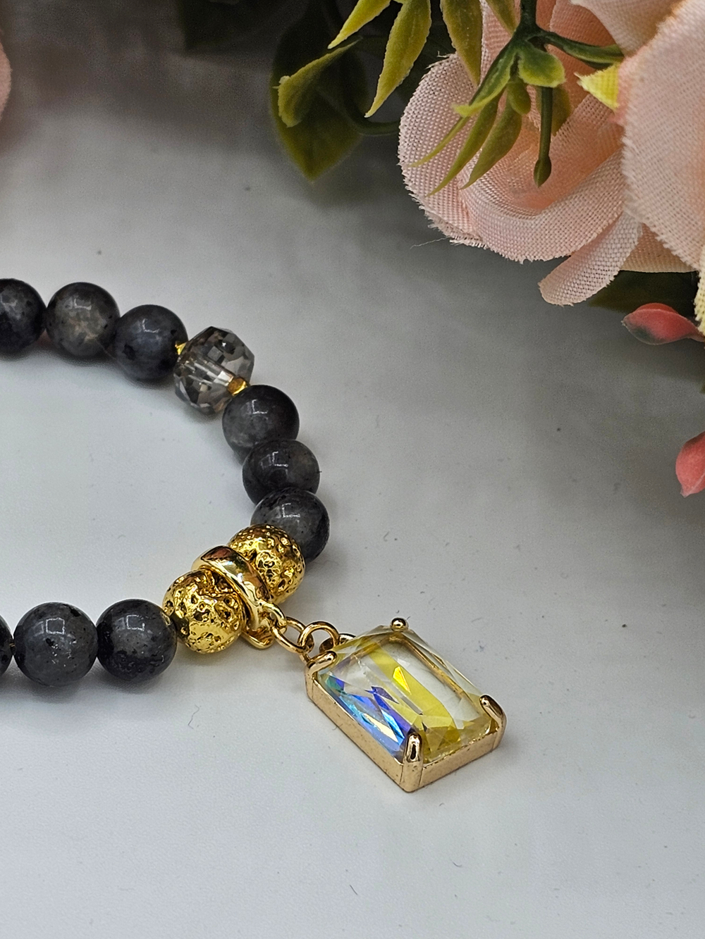 Колье ручной работы из натурального лабрадора и лавы "Нефертити"