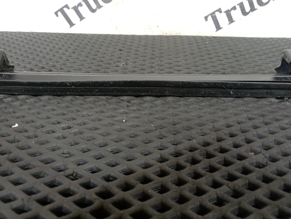 Направляющая стекла двери левой 2023г