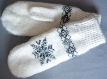 Варежки со снежинкой белые