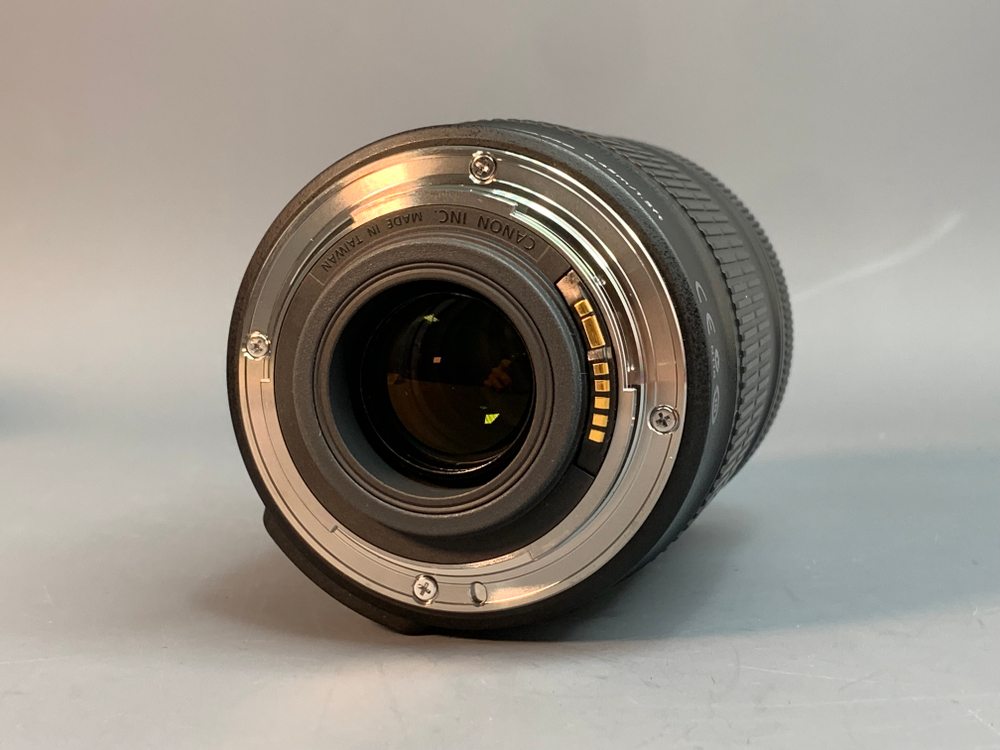 Canon EF-S 18-135 mm f/3.5-5.6 IS Скол внутри линзы