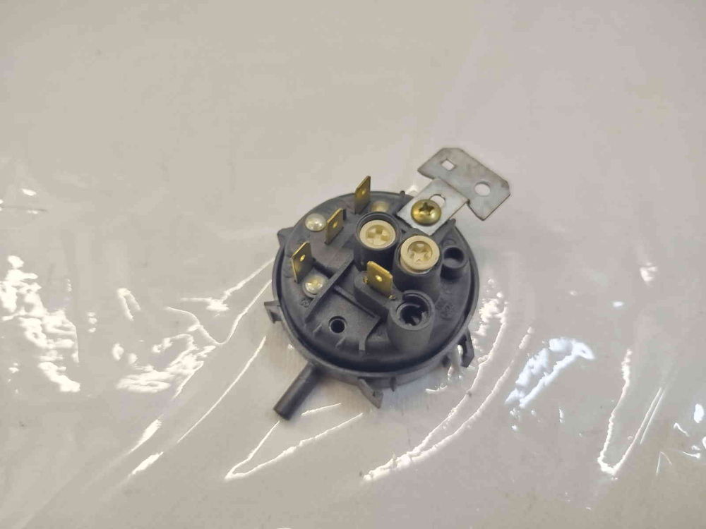 585 Датчик уровня воды (Прессостат) для стиральной машины Indesit-Ariston 003360.00 130/100-275 б/у