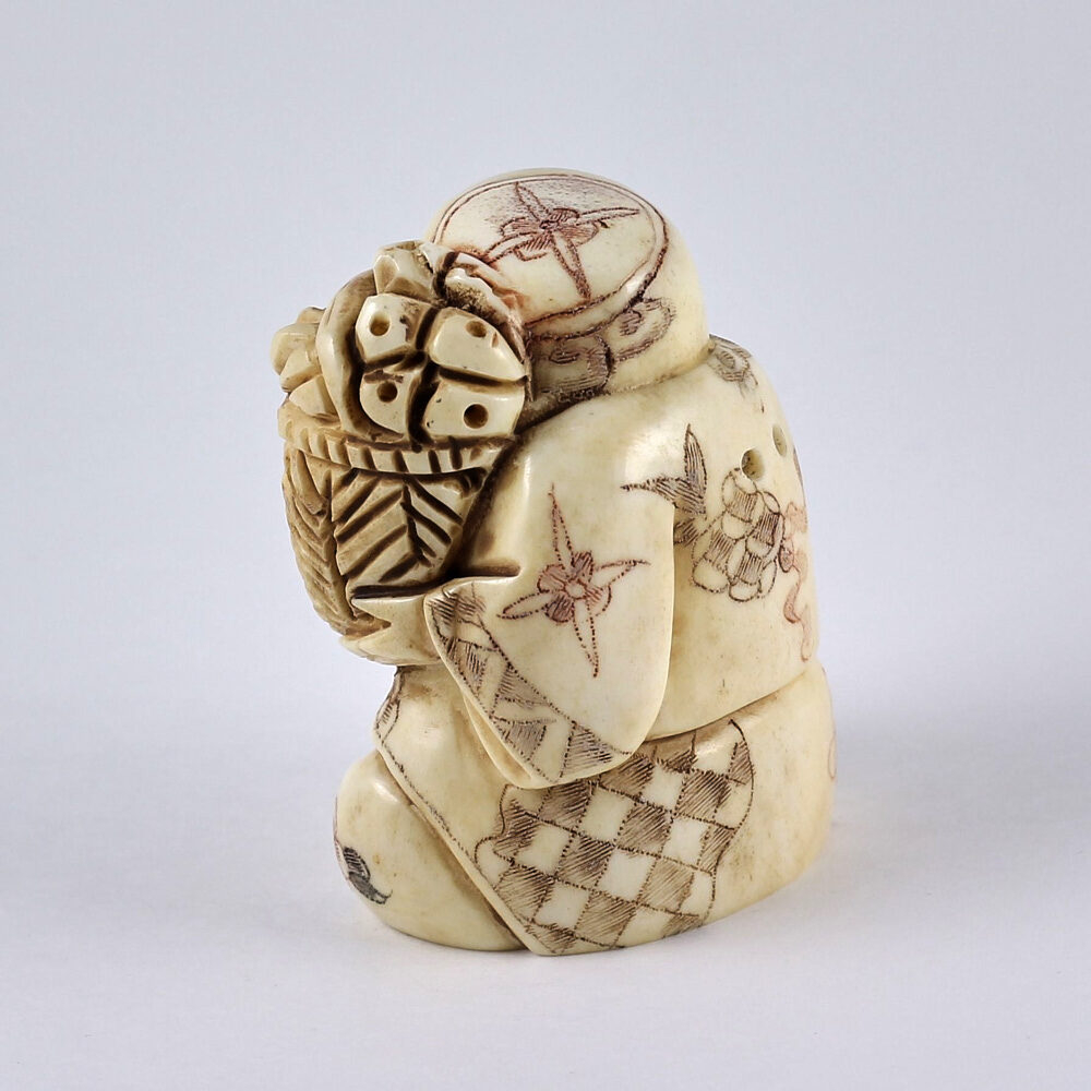 Нэцкэ Ребенок с корзиной фруктов на плече