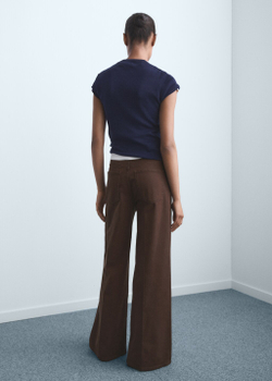 Джинсы с широкими штанинами и высокой посадкой